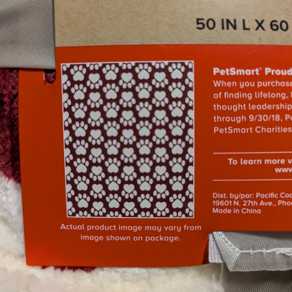 PetSmart Ultra-Soft Microplush & Sherpa Blanket - Red and White - Picture 3 of 4